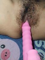 老婆欠插了，有没有想玩她的，没人插她，都开始玩玩具肉棒了。1