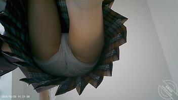 抄底偷拍妹子，纯白内