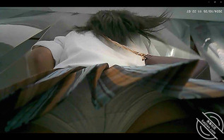 抄底偷拍妹子，纯白内2