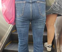 女大学生紧身牛仔裤2