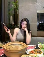 打边炉约&ldquo;清冷御姐&rdquo;，她拿起骨头啃得津津有味