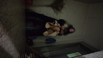 衣服不脱楼道先来一炮，小母狗千里坐飞机送逼等不及了