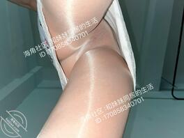 原创大学妹妹同居系列…96妹妹穿碎花裙露出，可惜人多，不然直接在车库野战
