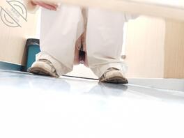 原创厕拍 白裤子小姐姐2