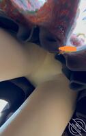 【裙底丝袜白内裤】毛衣外套妹子和男友逛逛，裙底肉丝白色内裤好性感。2