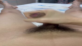 男朋友发我脾气说只能把照片给他看，不管他了，有哥哥想看我吗，对着我射
