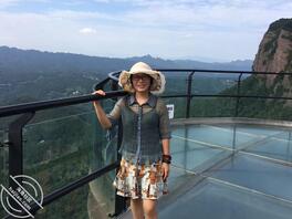 绿母贡献骚妈，短发眼镜大屁股