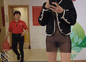 【露出专题】白天商场里透明黑纱大胆露出！多人回头！2