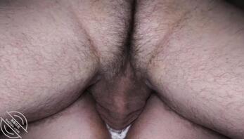 老婆被240斤有包皮垢邋遢大哥无套操，高潮依旧主动要求大哥全部射进骚逼0