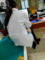 偷拍骚骚的肉丝长筒靴0