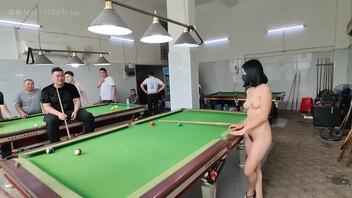 骚逼大白天在台球室全裸打球