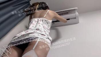 原创大学妹妹同居系列…110妹妹一边清洗空调一边勾引我1