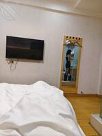 （原创）进门就穿着黑丝扭屁股直接带着黑丝操她，最后狠狠的射在内衣上带回家