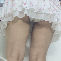 厨房偷拍妈妈裙底，诱人的臀沟