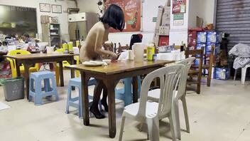 【露出专题】餐厅全裸露出吃饭，餐厅老板惊呆了，本期露脸