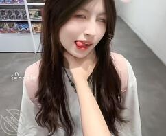 骚高中女同学纯一个骚逼1