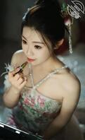 大学女同学，分享她的结婚照，伴娘团，求评价羞辱。怎么样大家看着2