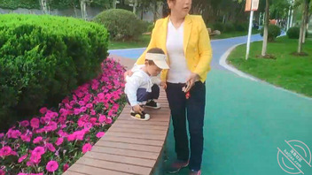 进一步试探老妈,一起逛超市帮老妈挑选卫生巾和丝袜老妈没说什么2