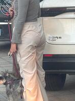 拍到的出来遛狗的超大屁股骚女1