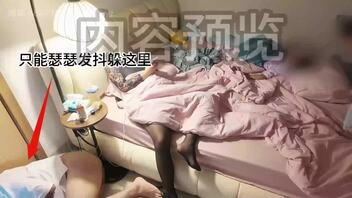 【真实乱伦】在小舅床上享受舅妈黑撕精油足交 这次舅妈儿子清楚看到我在操他