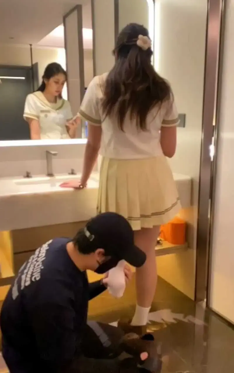 成都女大学生王莉被约至酒店，身着水手服、百褶裙及白袜。男方未进行常规性行为，直接跪地亲吻其白袜脚心并持续足交，导致袜底出现湿印。清纯外貌与脏污双脚形成强烈反差。