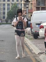 露脸街拍骚逼小萝莉0