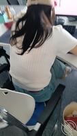 在女同事背后打飞机