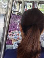 在公交车上碰见了个骚逼，真想拿她的脚打胶
