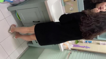 丝袜阿姨！涂口红呢？这是准备大战一番啊