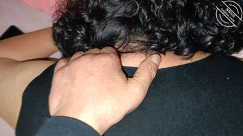  大姨子说大姨妈没走，掰开一看还真是，只能在门口把她插来高潮。1