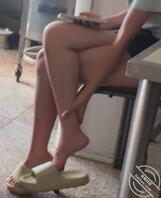 偷拍卖早点的小姐姐的美腿玉足，视频和照片。0