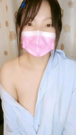 【章哥经典】小骚货一个咪咪大一个咪咪小，一手掰逼一手拿手电照着