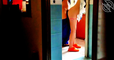 上高中的弟弟放学趁哥哥睡午觉在厨房与嫂子乱伦肏逼。2