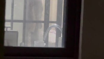 女邻居晚上出去了，大半夜回来夜战