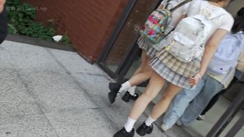 偷拍短裙女大学生骚货的嫩腿