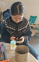 摸04年女大学生堂妹的脚和腿，旁边有人的时候她连腿都不给摸。1