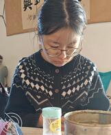 摸04年女大学生堂妹的脚和腿，旁边有人的时候她连腿都不给摸。