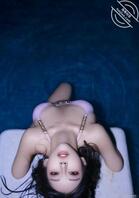 夜色泳池里的她，把比基尼穿成了独一份的浪漫0