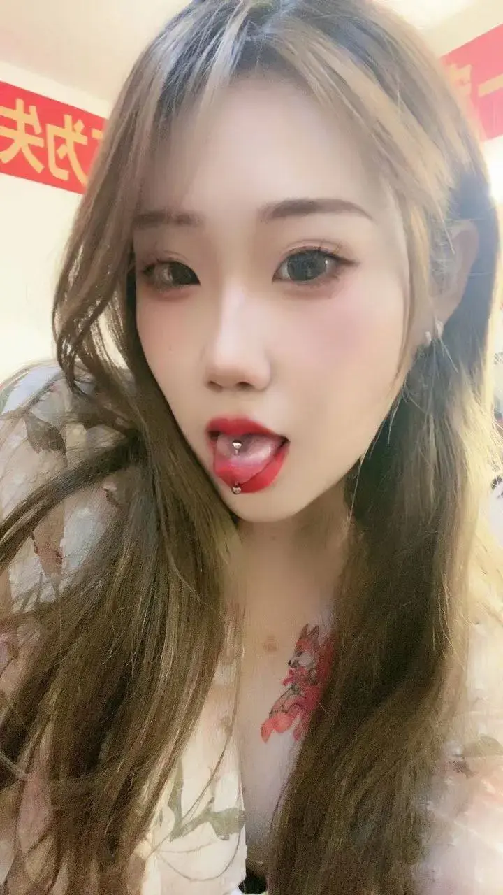从舌盯就能看出这个妹子有点东西，口交几下就能让你缴械，没点定力的男人一小时让你射了四五次洒洒水