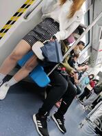 地铁偷拍长腿丝袜美女，这腿笔直又好看