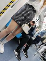 地铁偷拍长腿丝袜美女，这腿笔直又好看1