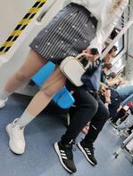 地铁偷拍长腿丝袜美女，这腿笔直又好看2