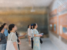 惊险!厕所偷拍体制内骚逼女科长被发现!0