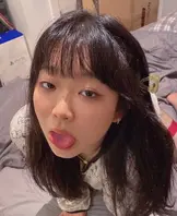 四川高颜值反差学妹【李晓欣】被爆料，清纯的外表被调教得毫无人性，主动献身玩多人运动！2