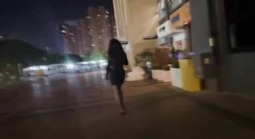 尾随极品少妇，入室按在桌子上操，强制口交内射，操到最后她老公回来了