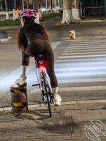 尾随偷拍肥臀少妇骑行 瑜伽裤蜜桃臀太吸睛了