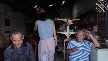 【露出专题】骚逼穿着透明薄纱长裙，给大爷们发发福利0