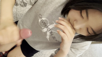 稀缺高颜值清纯妹子，皮肤白，真的人间极品，清纯眼睛妹边口交，边看镜头