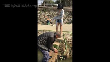 【露出专题】大白天去农村帮大爷干活，公然走光露乳