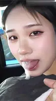 18线高颜值小模特为金钱堕落成反差母狗，画的精致的妆容在车上口爆口交舔鸡巴1